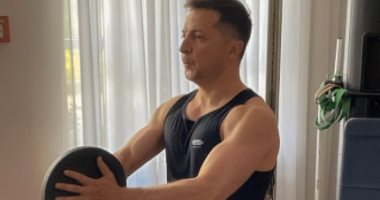 رئيس أوكرانيا يشجع على ممارسة التمارين الصباحية بتمرين لتقويه الذراعين