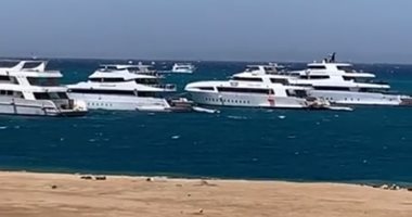 رياح وأمواج مرتفعة بشواطئ البحر الأحمر فى مدينة الغردقة.. فيديو
