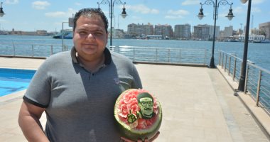 بورتريه الفنان الراحل "سمير غانم" بالنحت على البطيخ لشيف بورسعيدى.. لايف وصور