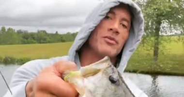 دوين جونسون يخوض مغامرة اصطياد الأسماك تزامناً مع تصوير Black Adam.. فيديو
