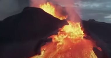 لحظة سقوط طائرة داخل فوهة بركان خلال تصوير حمم النيران فى أيسلندا.. فيديو