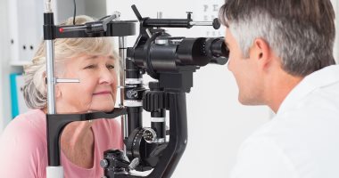 5 نصائح لكبار السن للحفاظ على صحة العين.. قلل استخدام هاتفك المحمول
