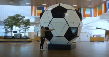 أكبر كرة فى العالم تظهر في الدنمارك احتفالا بيورو 2020.. فيديو