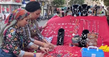 بنات شبرا الجدعان.. إسراء وفرح ونغم حولوا عربيتهم بازار إكسسوارات "فيديو"