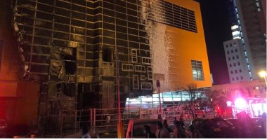 إخماد حريق ضخم فى واجهة مجمع تجارى بالكويت.. فيديو وصور