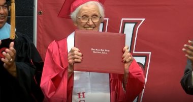 امرأه تبلغ من العمر 94 عامًا تحتفل مع 26 حفيدا لها بحصولها على شهادة الثانوية