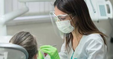 كيف تؤدى قلة غسل الأسنان لزيادة خطر الإصابة بفيروس كورونا؟