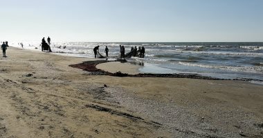 شاطئ بورسعيد يرفع الرايات الحمراء.. وتزايد بأعداد المصطافين "لايف وصور"