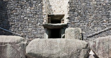 ربط اكتشاف مقبرة بأيرلندا بأهرامات الجيزة لجذب انتباه العالم