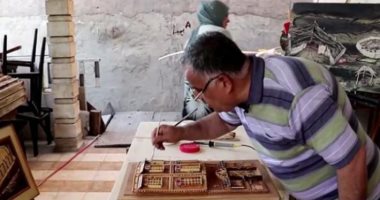 رجل عراقى يصمم نماذج لمنازل الموصل بأعواد "خلة الأسنان" ليواجه مرضه