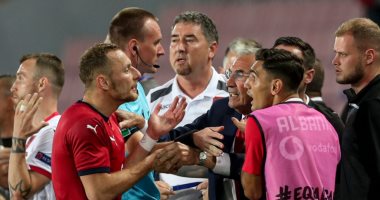 مدرب ألبانيا يخطف الأنظار بـ"خناقة" جديدة قبل يورو 2020