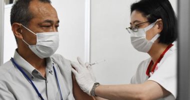 اليابان تبدأ برنامج التطعيمات لتلقيح 57 ألفا من رجال الشرطة والإطفاء فى طوكيو