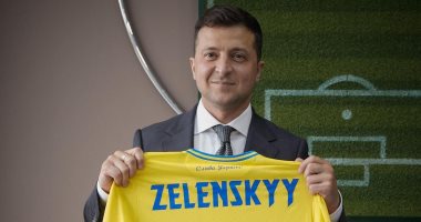 زيلنيسكى يتحدى روسيا بـ"تيشيرت" منتخب بلاده قبل يورو 2020: القرم هى أوكرانيا