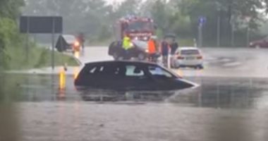 لقطات لغرق الشوارع والسيارات في مياه الفيضانات بولاية المانية.. فيديو وصور