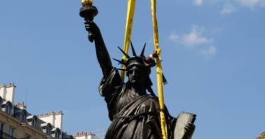 النسخة المصغرة لـ"تمثال الحرية" تبدأ رحلتها إلى أمريكا من فرنسا.. صور