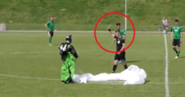 رجل يهبط بمظلة فى منتصف الملعب أثناء مباراة بالدوري البولندي.. فيديو