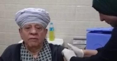 ياسين التهامى يتلقى الجرعة الأولى من لقاح كورونا ويناشد المواطنين بالحصول عليه