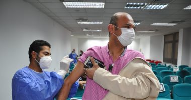 جامعة حلوان تبدأ حملة التطعيم بلقاح كورونا لمنتسبيها .. صور