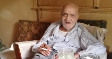 أصدقاء مجيد طوبيا يحتفلون بعيد ميلاده الـ 84 بمنزله بعد مغادرته المستشفى