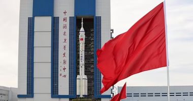 صاروخ صينى على منصة الإطلاق لنقل الرواد للمحطة الفضائية الجديدة