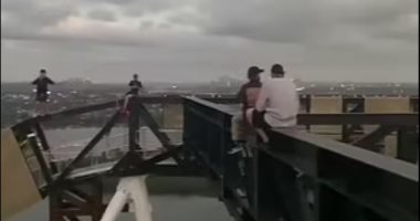 شباب يتسلقون أحد المبانى الشاهقة فى سيدنى بأستراليا.. فيديو