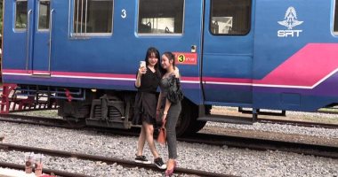تحول عربة قطار لكافيه يستقطب هواة صور السيلفى بكمبوديا