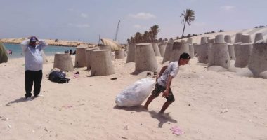 مجلس مدينة العريش يستكمل جهود شباب نظفوا الشاطئ بنقل المخلفات لمكان آمن