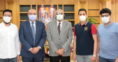 جامعة المنصورة تكرم 3 طلاب عثروا على مبلغ مالى كبير داخل الجامعة