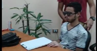 تجربة عملية.. طلاب جامعة المنصورة يخترعون نظارة للمكفوفين لقراءة النصوص.. لايف