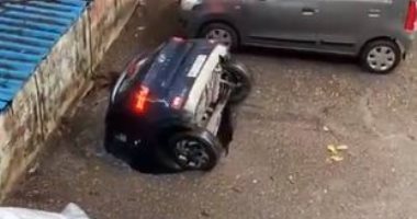 حفرة تبتلع سيارة بالكامل فى مدينة مومباى الهندية بسبب الأمطار.. فيديو