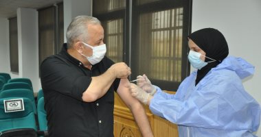 جامعة حلوان تعلن استمرار تطعيم هيئة التدريس والعاملين بلقاح كورونا.. صور