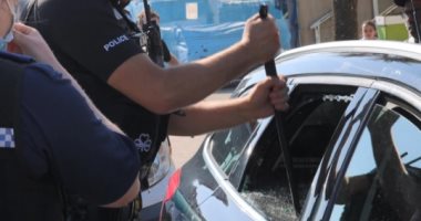 رجال شرطة بريطانيون يحطمون سيارة لإنقاذ كلبين من درجة حرارة عالية.. فيديو
