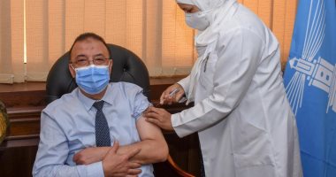 محافظ الإسكندرية يتلقى لقاح كورونا ضمن الحملة القومية لتطعيم المواطنين
