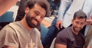 محمد صلاح يحتفل بعيد ميلاده الـ29 مع أصدقائه وكوكا.. فيديو