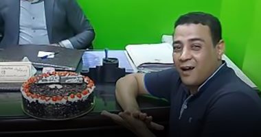 "مش للستات بس".. رجل يحتفل بطلاقه من زوجته الثانية (فيديو)