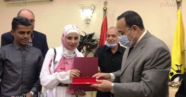 محافظ شمال سيناء يسلم سيدة ميزار عبد الله شقة سكنية هدية من الرئيس.. فيديو وصور