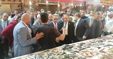 شاهد كيف استقبل بائعوا سوق الأسماك ببورسعيد أعضاء "محلية النواب"