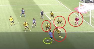 "على طريقة كابتن ماجد" لاعب ياباني يسجل هدفا عالميا بالمرور بين أقدام 4 لاعبين.. فيديو