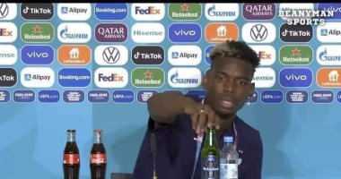 صورة يورو 2020.. بوجبا يزيل زجاجة خمر من أمامه أثناء المؤتمر الصحفى.. فيديو وصور