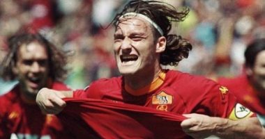 توتي يستعيد ذكريات أول لقب دوري مع نادي روما بصورة من 20 عاما