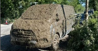 غطوها بالطين.. مزارعون بريطانيون ينتقمون من سيارة متوقفة بشكل غريب