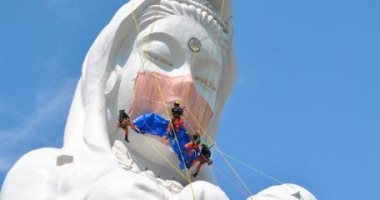 تمثال بوذى ضخم يرتدى كمامة فى مدينة يابانية للتوعية بمخاطر كورونا.. صور