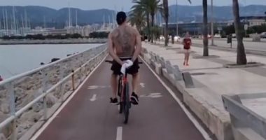 "بيسوق من غير أيدين" ابراهيموفيتش يقود دراجة باحترافية في فيديو طريف