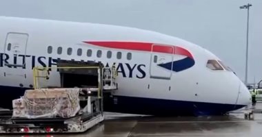 انهيار مقدمة طائرة بوينج 787 للخطوط الجوية البريطانية بمطار هيثرو.. فيديو