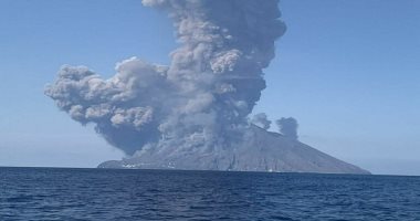 بركان "سينابونج" فى إندونيسيا يثور مجددا ويطلق رمادا بركانيا كثيفا