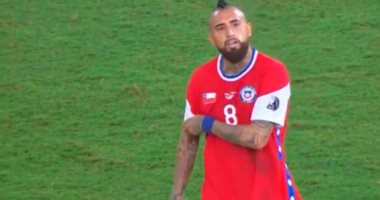 مدرب الأهلى السابق يثير غضب فيدال خلال مواجهة تشيلي ضد بوليفيا.. فيديو