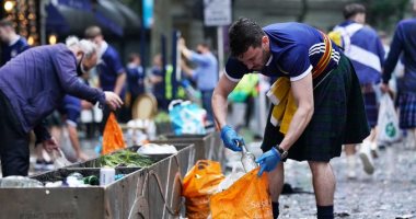 يورو 2020.. مشجعو اسكتلندا ينظفون شوارع لندن بعد مباراة منتخبهم أمام إنجلترا.. صور