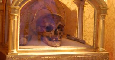 لماذا كان القديسون مهمين للغاية فى العصور الوسطى.. أحياء وموتى؟ 