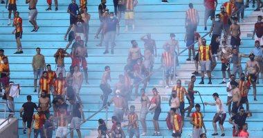 حالات إغماءات بين جمهور الترجي بسب الغاز المسيل للدموع قبل مباراة الأهلي