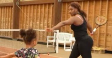 الحائزة على 23 لقبا.. سيرينا ويليامز تعلم ابنتها مهارات لعبة التنس.. فيديو وصور